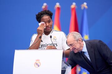 27 de julio de 2024 | La joven promesa del fútbol brasileño no pudo evitar la emoción ante las 45.000 personas que le recibieron en el Santiago Bernabéu. 