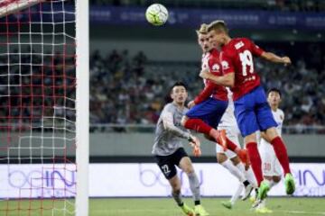 Griezmann remata de cabeza ante su compañero Lucas Hernández.