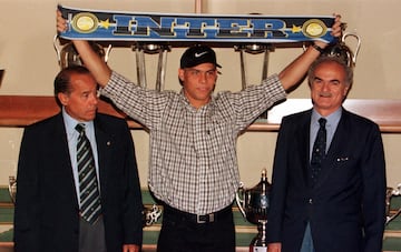 Se retira de los banquillos en 1995 y pasa a formar parte de la Secretaria T¨¦cnica del equipo nerazzuro. En este cargo estuvo hasta 2002 y fue responsable de los fichajes de Zamorano y Ronaldo en aquellos a?os. Estuvo ligado a la directiva interista, gracias a su buena relaci¨®n con el presidente Masssimo Moratti, hijo de Angelo Moratti presidente que le fich¨® como jugador en 1961. Una vez que Moratti vende el club al empresario indonesio Erick Thohir, acaba la vinculaci¨®n de Su¨¢rez como asesor.
