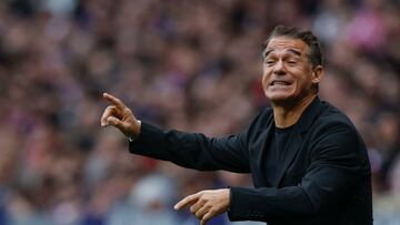 MADRID, 23/11/2024.-El entrenador del Alavés Luis García, durante partido de la jornada 14 de LaLiga contra el Atlético de Madrid en el estadio Riyadh Air Metropolitano en Madrid.-EFE/ Javier Lizon