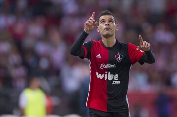 Considerado por unos, como el mejor futbolista mexicano de la historia, el ‘Káiser’ empezó su travesía por Europa con el AS Monaco en la temporada 1999-2000, ahí logró coronarse en la liga francesa en la primera campaña.