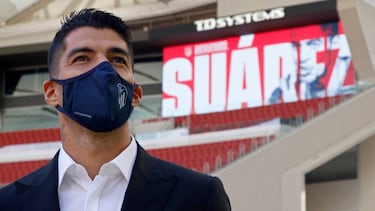 Suárez llega con sangre en el ojo
