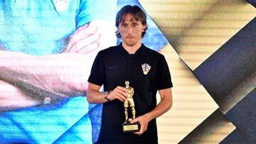 Luka Modric, con el premio al mejor jugador croata de la temporada 2018-2019.