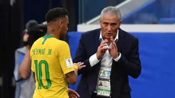 Tite dialoga con Neymar.