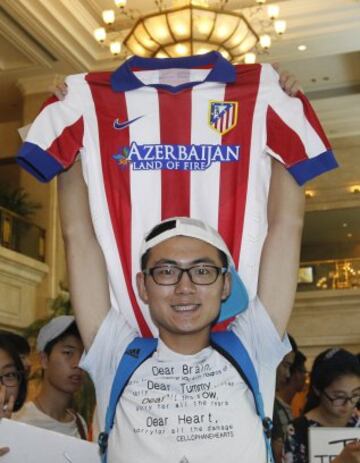 Numerosos aficionados esperaban la llegada del equipo.