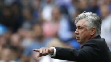 Ancelotti, durante el partido ante el M&aacute;laga.