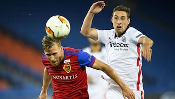 Basel (Switzerland), 06/08/2020.- Basel&#039;s Silvan Widmer (L) in action against Frankfurt&#039;s Dominik Kohr (R) during the UEFA Europa League round of 16, second leg soccer match between FC Basel 1893 and Eintracht Frankfurt at the St. Jakob-Park sta