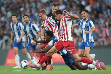 Debut de Marc Pubill con la camiseta rojiblanca. En la imagen, con Antoine Griezmann y Samu Omorodion.