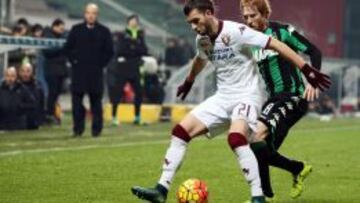 El jugador Davide Biondini de Sassuolo disputa el balón con Gaston Silva de Torino.