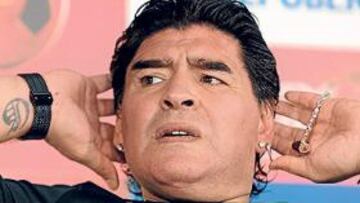 <b>POLÉMICO </b>Maradona se toca el pelo durante la conferencia de Prensa posterior al Uruguay-Argentina.