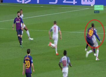 El jugador argentino del Barcelona parece que choca y golpea en la cara al jugador del Liverpool Fabinho antes de que el ¨¢rbitro pitara la falta que dio el tercer gol.