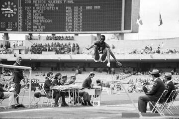 Juegos Olímpicos de Mexico 1968. Bob Beamon voló a 8,90 metros batiendo la anterior plusmarca en 55 centímetros en su primer ensayo. Estuvo 0,96 segundos en el aire.