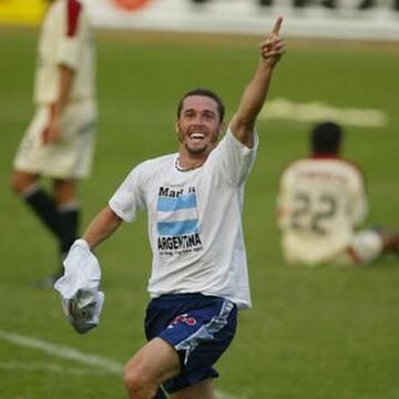 Se retiró en 2009, jugando por Estudiantes Unidos de Bariloche. Luego de Colo Colo jugó en Perú, donde fue campeón en Alianza Lima. Además, estuvo en Bolivia, Venezuela, Colombia, Italia y Grecia.