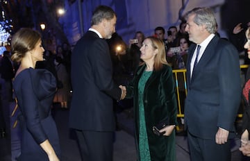 El Rey Felipe VI saluda a la Presidenta del Congreso Ana Pastor.