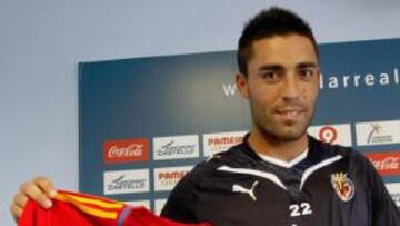 <b>FELIZ. </b>Bruno es la gran novedad de Del Bosque para el partido de México. Ayer posó así de contento con la camiseta de la Selección.