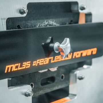 El nuevo monoplaza de Carlos Sainz de cara al siguiente Mundial de Fórmula 1 está cogiendo forma. Se presentará el próximo 13 de febrero pero la escudería nos ha debajo ver parte del proceso de fabricación.