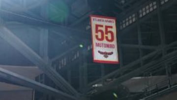 El n&uacute;mero 55 de Mutombo ya luce en lo m&aacute;s alto del Philips Arena.