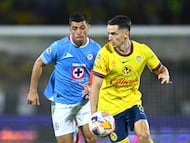 Erik Lira (L) of Cruz Azul fights for the ball with Alvaro Fidalgo (R) of America during the Semi-Final first leg match between Cruz Azul and America as part of the Liga BBVA MX, Torneo Clausura 2025 at Olimpico Universitario Stadium on May 15, 2025 in Mexico City, Mexico.