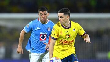 Erik Lira (L) of Cruz Azul fights for the ball with Alvaro Fidalgo (R) of America during the Semi-Final first leg match between Cruz Azul and America as part of the Liga BBVA MX, Torneo Clausura 2025 at Olimpico Universitario Stadium on May 15, 2025 in Mexico City, Mexico.