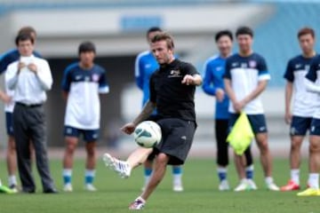 David Beckham en acción durante una sesión de entrenamiento con los jugadores Sainty Jiangsu en Nanjing Olympic Sports Center el 18 de junio de 2013 en Nanjing, provincia de Jiangsu de China.