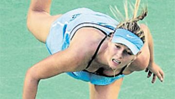 <b>PODERÍO. </b>Sharapova: poderío sacando a 185 kilómetros por hora.