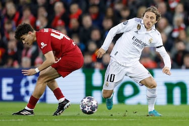 La antológica final de París, culmen de la Champions de las remontadas blancas, se repitió a las primeras de cambio en las eliminatorias de la siguiente campaña. La ida fue otro partido histórico: el Madrid ganó 2-5 en Liverpool el mismo día de la muerte de Amancio, que fue homenajeado en Anfield. La vuelta en el Bernabéu resultó un trámite con victoria también (1-0) para los de Ancelotti.