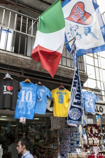 Que Maradona es un mito nadie lo discute. En Nápoles todavía guardan el recuerdo de sus años pasados en el equipo de la ciudad. Para los napolitanos, Maradona nunca se fue de allí.