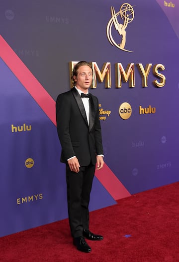 Jeremy Allen durante la alfombra roja de los premios Emmys 2024 celebrados en el teatro Peacock de Los Ángeles.