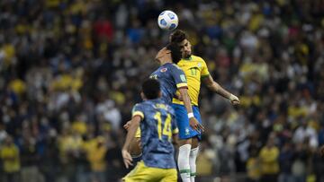 HANDOUT - 11 November 2021, Brazil, Sao Paulo: Brazil&#039;s Lucas Paqueta (R)&nbsp;and Colombia&#039;s Johan Mojica (C) battle for the ball during 2022 FIFA World Cup South America Qualifiers soccer match between Brazil and Colombia at Neo Quimica Arena.