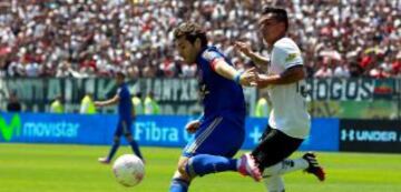 19 de octubre del 2014: El último antecedente entre albos y azules favorece a la escuadra de Macul. 2 a 0 venció el cuadro de Tapia a la escuadra de Lasarte, quitándole el invicto y alargando la paternidad de Colo Colo sobre la U jugando en el Estadio Monumental. Para el 'Cacique' anotó Esteban Paredes y Jean Beausejour.