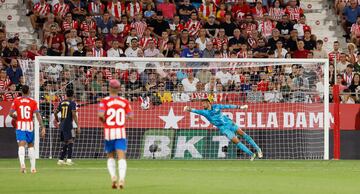 El jugador del Real Madrid, Bellingham, marcó el tercero al Girona. 
 
