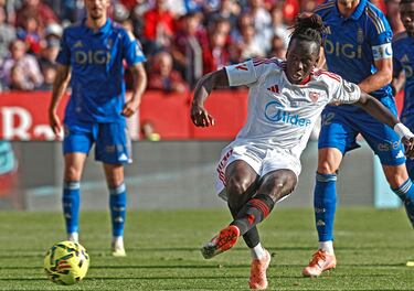 El centrocampista sevillista se ha hecho con la manija del equipo y ante el Oviedo dio una lección de manejo del tempo del juego. Además, hizo un gol.