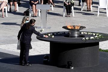 El vicepresidente Pablo Iglesias coloca una rosa blanca en el pebetero de homenaje a las víctimas 