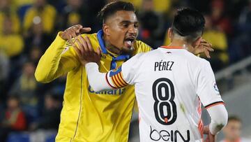 El centrocampista argentino del Valencia Enzo Pérez (d) y el centrocampista alemán de Las Palmas Kevin-Prince Boateng, durante el partido de la vigésima jornada de Liga que disputan en el estadio de Gran Canaria, en Las Palmas de Gran Canaria.