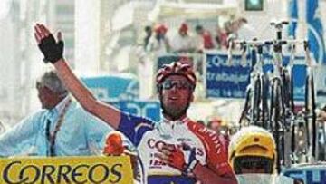 <b>SU ESTRENO.</B> David Millar entra victorioso tras lograr su primer triunfo en la Vuelta a España de 2003.