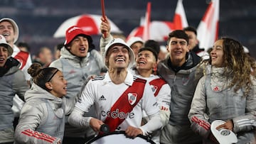 AME3359. BUENOS AIRES (ARGENTINA), 15/07/2023.- Jugadores y aficionados de River celebran al quedar campeones hoy, al final de un partido por la fecha 25 de la Liga Profesional entre los equipos de River Plate y Estudiantes de La Plata, en el estadio Monumental en Buenos Aires (Argentina). EFE/Juan Ignacio Roncoroni