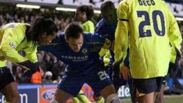 <B>LA MOVIDA</B>. A pesar de que Terje hauge no anduvo muy fino en sus decisiones durante toda la noche, acertó en la expulsión, no por rigurosa inmerecida, de Del Horno, que perdió los papeles ante Messi.