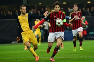 Kaká con el balón ante Mario Suárez.