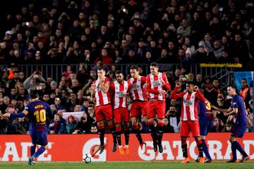 3-1. Messi marc¨® el tercer gol en un lanzamiento de falta directa.