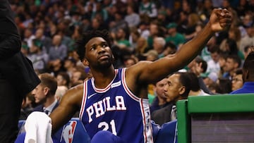 Joel Embiid celebra una canasta en el banquillo.