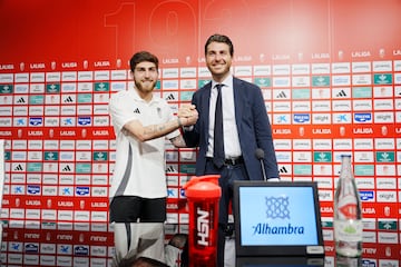 26-07 Presentacion d, Giorgi Tsitaishvili. En la imagen el jugador con el director deportivo Matteo Tognozzi