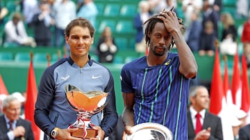 Los tenistas Rafa Nadal y Gael Monfils posan durante la entrega de premios del Masters 1.000 de Montecarlo 2016.