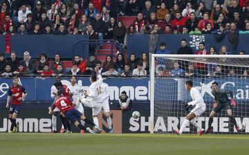 El jugador del Osasuna, Unai García, marca el 1-0 al Real Madrid. 
