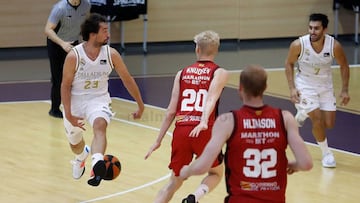 Llull hace un pase entre las piernas a Campazzo en el partido amistoso ante el Casademont Zaragoza.