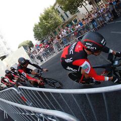 BMC destroza el cronómetro y Dennis es el primer líder