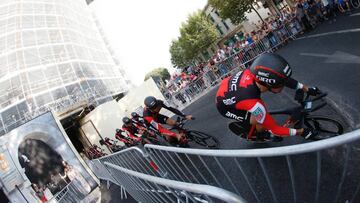BMC destroza el cronómetro y Dennis es el primer líder