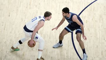 Santi Aldama (d) de los Grizzlies disputa el balón con Luka Doncic (i) de los Mavericks, durante un partido de NBA entre Memphis Grizzlies y Dallas Mavericks hoy, en el FedEx Forum de la ciudad de Memphis, Tennessee (EE.UU.).