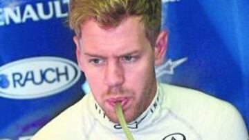 Sebastian Vettel en su box.