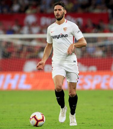 Vistió la camiseta del Barcelona y su filial durante cuatro temporadas entre 2010 y 2014. Jugó tres temporadas en el Sevilla entre 2018 y 2021. 