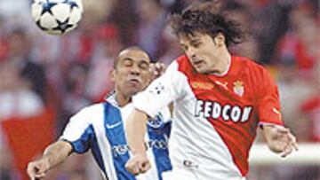 <b>CON MUCHAS OFERTAS</b>. Morientes se adelanta a Costinha en la final de ayer.